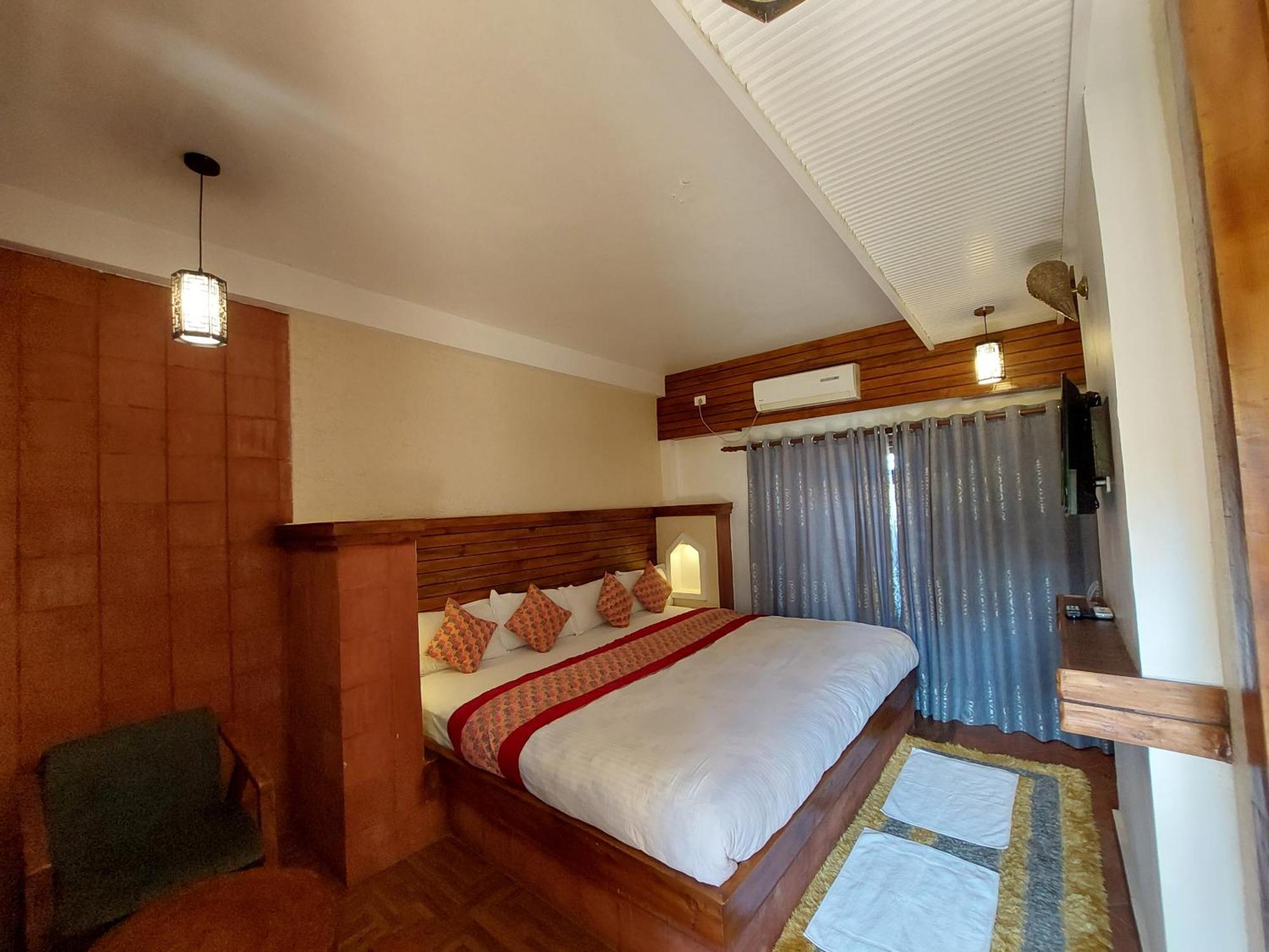 Royal Tiger Luxury Resort 4 Star Sauraha Exterior foto