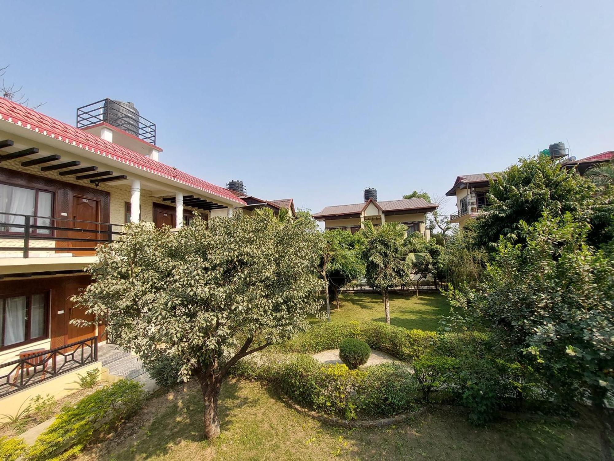 Royal Tiger Luxury Resort 4 Star Sauraha Exterior foto