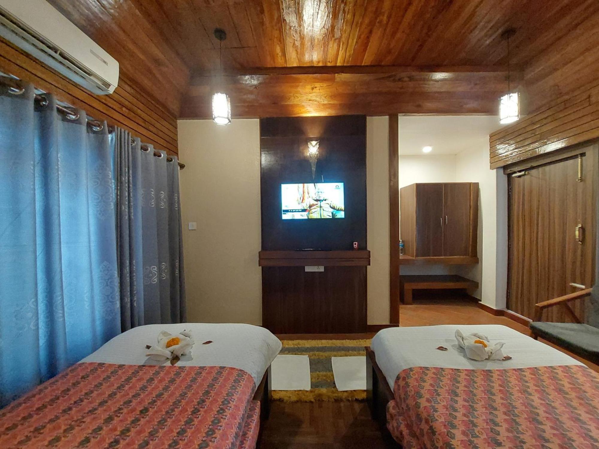 Royal Tiger Luxury Resort 4 Star Sauraha Exterior foto
