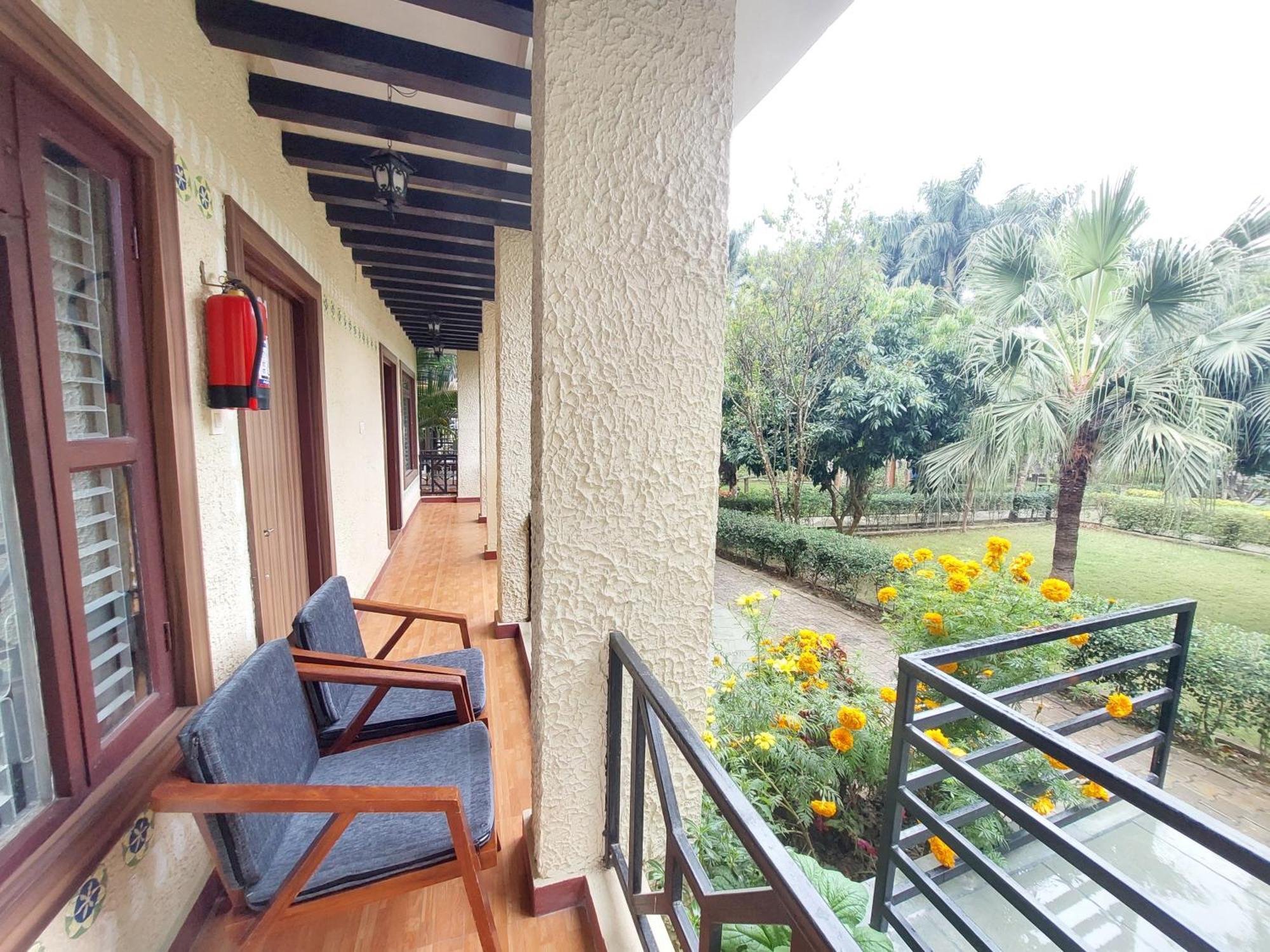 Royal Tiger Luxury Resort 4 Star Sauraha Exterior foto